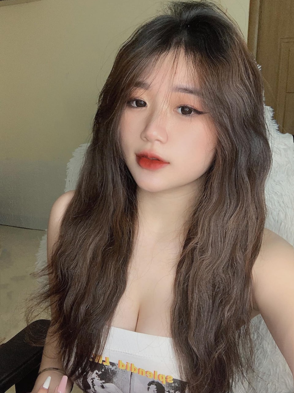 Cô nàng tóc vàng sướng tê lồn cùng cặc bự của tây đen